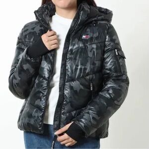 Tommy Hilfiger black and gray camo pattern hooded puffer jacket. Size L
